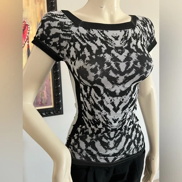 bebe Black & White Knit Patterned Top – Size M (Fits XS–S) - Picture 4 of 9